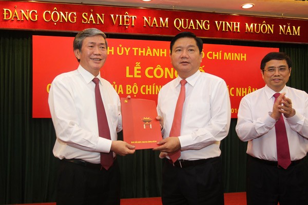 Standing member of the Secretary Board of the Party Central Committee Dinh The Huynh (L) gives the decision of appointment of Mr. Dinh La Thang (C) as the Secretary of the Party Commity in Ho Chi Minh City at the conference on Feb. 5th, 2016. (Photo: SGGP) Standing member of the Secretary Board of the Party Central Committee Dinh The Huynh (L) gives the decision of appointment of Mr. Dinh La Thang (C) as the Secretary of the Party Commity in Ho Chi Minh City at the conference on Feb. 5th, 2016. (Photo: SGGP)