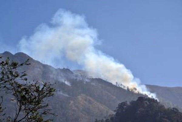 Smoke from a forest fire in Hoang Lien Son National Park in 2014 (Photo: VNA) Smoke from a forest fire in Hoang Lien Son National Park in 2014 (Photo: VNA)