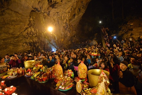 The large numbers of pilgrims from across Vietnam join in Huong Pagoda Festival on the sixth day of Lunar New Year. The large numbers of pilgrims from across Vietnam join in Huong Pagoda Festival on the sixth day of Lunar New Year.