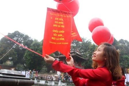 A woman releases bands with printed verses to the sky on the Vietnam Poetry Day last year (Photo: VNA) A woman releases bands with printed verses to the sky on the Vietnam Poetry Day last year (Photo: VNA)