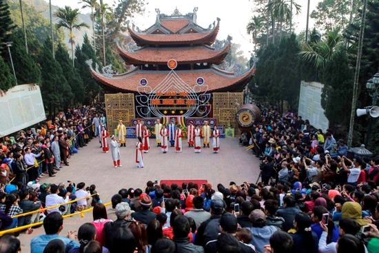 Crowds of tourists flock to Huong Pagoda on the first day of the festival. (Source: VNA) Crowds of tourists flock to Huong Pagoda on the first day of the festival. (Source: VNA)