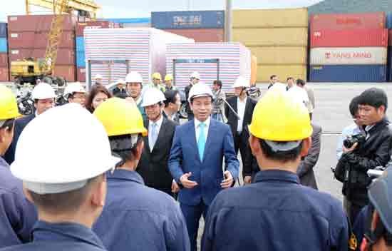 Leader of the Da Nang City Party Committee Nguyen Xuan Anh visits workers at Cat Tien Sa Port (Photo: SGGP) Leader of the Da Nang City Party Committee Nguyen Xuan Anh visits workers at Cat Tien Sa Port (Photo: SGGP)