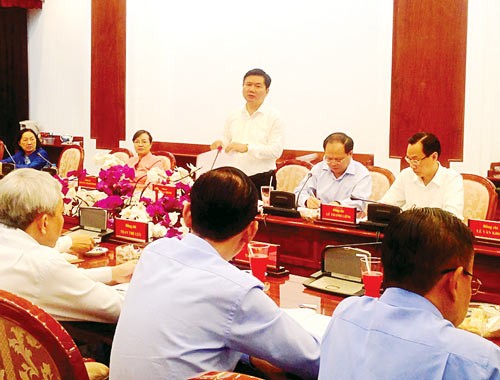 Secretary of HCMC Party Committee Dinh La Thang ( standing ) states at the meeting (Photo: SGGP) Secretary of HCMC Party Committee Dinh La Thang ( standing ) states at the meeting (Photo: SGGP)