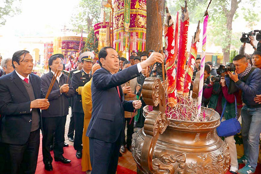 Minister of Public Security General Tran Dai Quang offered incenses to pay tribute to the Hung Kings and the legendary ancestors of the nation at Kinh Thien Palace in Hanoi’s Thang Long Imperial Citadel. (Photo: Sggp) Minister of Public Security General Tran Dai Quang offered incenses to pay tribute to the Hung Kings and the legendary ancestors of the nation at Kinh Thien Palace in Hanoi’s Thang Long Imperial Citadel. (Photo: Sggp)