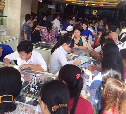 Many people buy gold in the day of God of Wealth (Photo: SGGP) Many people buy gold in the day of God of Wealth (Photo: SGGP)
