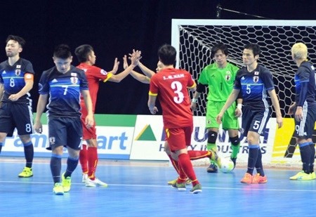 Vietnamese players celebrate a goal scored in a quarter-final match against Japan at the AFC Futsal Championship. (Source: the-afc.com) Vietnamese players celebrate a goal scored in a quarter-final match against Japan at the AFC Futsal Championship. (Source: the-afc.com)