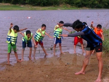 Children being taught swimming safety skills. — Photo vietnamplus.vn Children being taught swimming safety skills. — Photo vietnamplus.vn