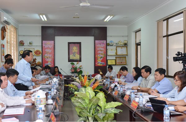 Secretary of Cu Chi District Party Committee reports local situation to HCMC Party Chief Dinh La Thang at a meeting on February 18 (Photo: SGGP) Secretary of Cu Chi District Party Committee reports local situation to HCMC Party Chief Dinh La Thang at a meeting on February 18 (Photo: SGGP)