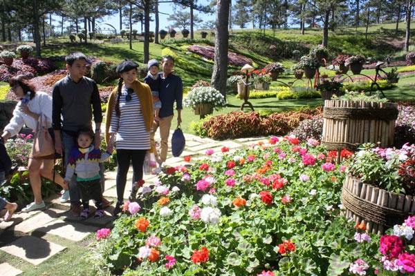 Da Lat Spring Flower Festival attracts thousands of travelers across the country. (Photo:SGGP) Da Lat Spring Flower Festival attracts thousands of travelers across the country. (Photo:SGGP)