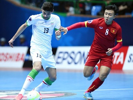 Vietnamese forward Nguyen Minh Tri tries to prevent Farhad Tavakoli of Iran during their semi-final match of the AFC Futsal Championship. Iran won 13-1 and advanced to the final. — VNS Vietnamese forward Nguyen Minh Tri tries to prevent Farhad Tavakoli of Iran during their semi-final match of the AFC Futsal Championship. Iran won 13-1 and advanced to the final. — VNS