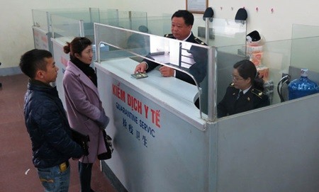 Customs officers check passengers at the Mong Cai International Border Gate to deal with possible cases of the Zika virus to Viet Nam. — VNA/VNS Photo Minh Dong Customs officers check passengers at the Mong Cai International Border Gate to deal with possible cases of the Zika virus to Viet Nam. — VNA/VNS Photo Minh Dong