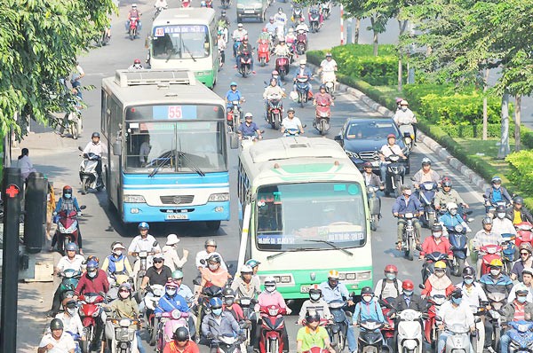 Buses operating in Dien Bien Phu-Hanoi Highway (Photo: SGGP) Buses operating in Dien Bien Phu-Hanoi Highway (Photo: SGGP)