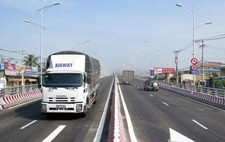 Vehicles on Highway 1 in Binh Tan District, HCM City. Important transportation works have quickened the pace of development in the southern economic zone. (Photo: VNA/VNS) Vehicles on Highway 1 in Binh Tan District, HCM City. Important transportation works have quickened the pace of development in the southern economic zone. (Photo: VNA/VNS)