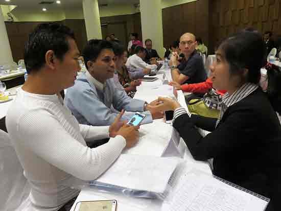 Vietnamese and Burmese businesses negotiate their deals at HCMC Expo 2015 in Myanmar (Photo: SGGP) Vietnamese and Burmese businesses negotiate their deals at HCMC Expo 2015 in Myanmar (Photo: SGGP)