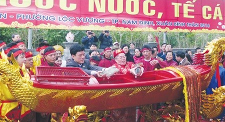 Representatives move fish caught in an ancient pond to a boat to offer them to the Tran Kings at the Tran Temple Festival, one of the biggest in Viet Nam. Representatives move fish caught in an ancient pond to a boat to offer them to the Tran Kings at the Tran Temple Festival, one of the biggest in Viet Nam.