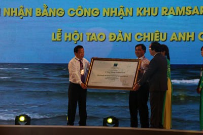 Kien Giang recieves a certificate recognizing Ramsar Site of the U Minh Thuong National Park as the 2,228th Ramsar Site in the world and the eighth Ramsar Site in Vietnam. Kien Giang recieves a certificate recognizing Ramsar Site of the U Minh Thuong National Park as the 2,228th Ramsar Site in the world and the eighth Ramsar Site in Vietnam.