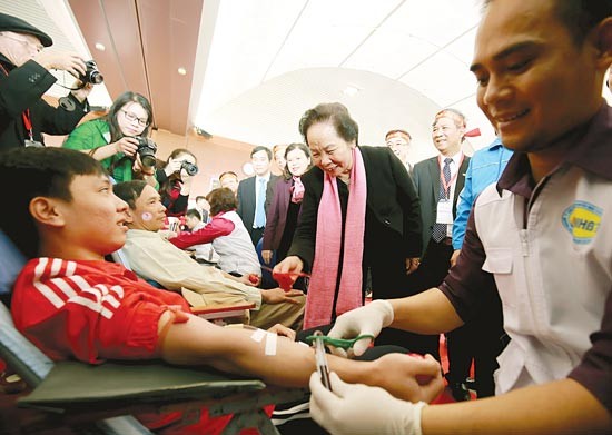 Vice President Nguyen Thi Doan ( in black costume) encourages blood donors at the festival (Photo:SGGP) Vice President Nguyen Thi Doan ( in black costume) encourages blood donors at the festival (Photo:SGGP)