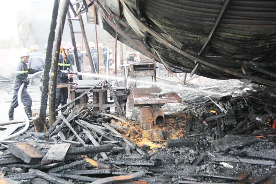 Đà Nẵng: Cháy xưởng gỗ Ngô Văn Đeo ảnh 4