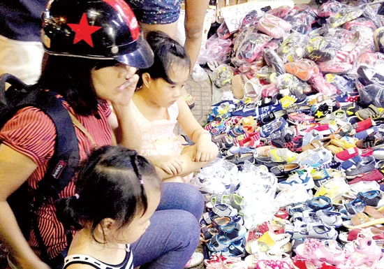Săn hàng khuyến mãi tưởng hời hóa đắt