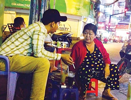 Nhộn nhịp… bói toán