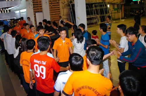 Tuyển Futsal Việt Nam trong vòng tay người hâm mộ ảnh 12 Tuyển Futsal Việt Nam trong vòng tay người hâm mộ ảnh 12