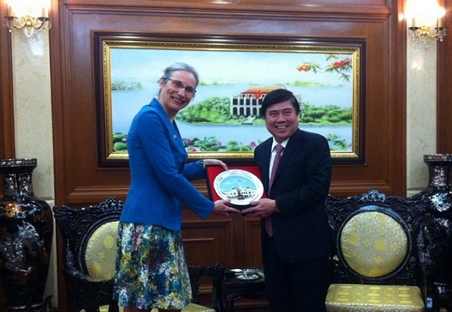 Chairman Nguyen Thanh Phong (R) and Dutch Ambassador Nienke Trooster (Photo: voh.com.vn) Chairman Nguyen Thanh Phong (R) and Dutch Ambassador Nienke Trooster (Photo: voh.com.vn)