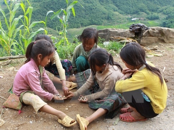 The multi-dimensional approach will be based on people’s income, living conditions and access to education and training, health care, employment and social insurance, and information (Illustrative photo:VNA) The multi-dimensional approach will be based on people’s income, living conditions and access to education and training, health care, employment and social insurance, and information (Illustrative photo:VNA)