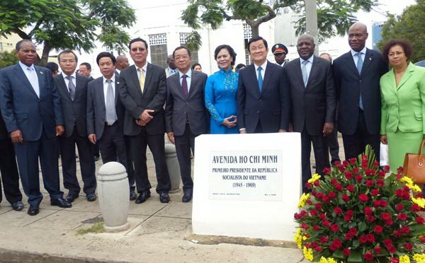 At Ho Chi Minh Boulevard in Maputo Capital. People in the Republic of Mozambique welcome Vietnamese President and his delegation. At Ho Chi Minh Boulevard in Maputo Capital. People in the Republic of Mozambique welcome Vietnamese President and his delegation.