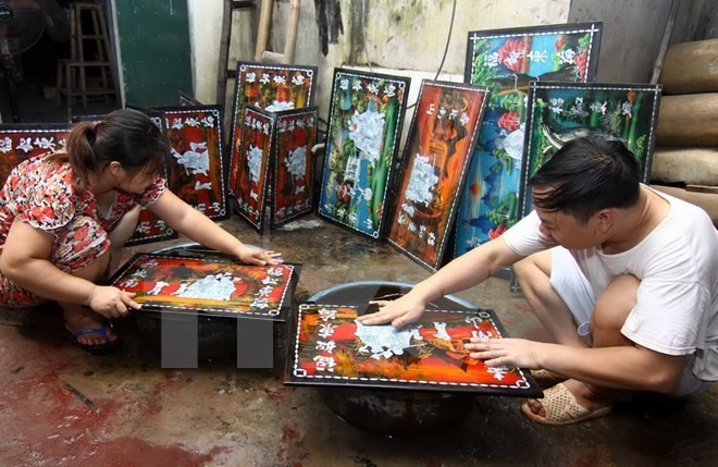 Final touches are put on lacquer paintings (Photo: VNA) Final touches are put on lacquer paintings (Photo: VNA)