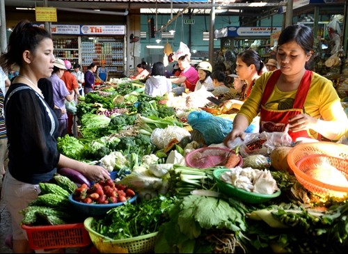 At the market: Customers choose vegetables in Đống Đa District, Hà Nội. Spending on food increased threefold since 2004. At the market: Customers choose vegetables in Đống Đa District, Hà Nội. Spending on food increased threefold since 2004.