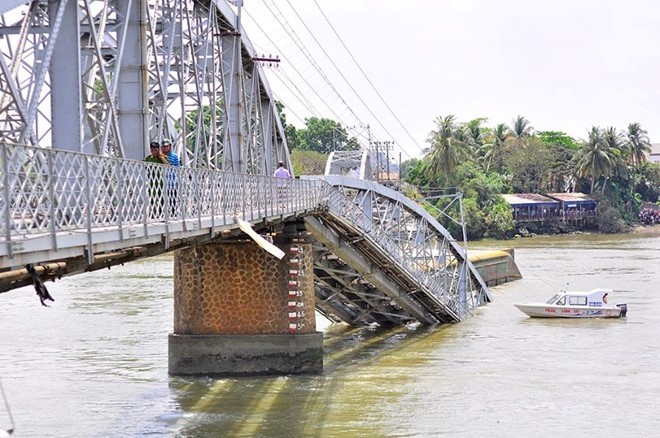 The Ghenh Railway Bridge in the southern province collapsed after it was rammed last Sunday morning by a barge carrying 800 tonnes of sand. The Ghenh Railway Bridge in the southern province collapsed after it was rammed last Sunday morning by a barge carrying 800 tonnes of sand.