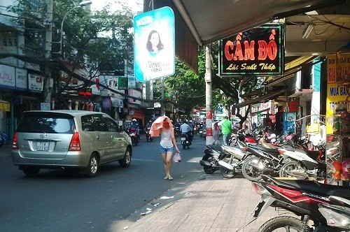 Illegal parking areas and street-side vendors are encroaching on pavement and roads in HCM City, causing traffic congestion, particularly on narrow streets. — Photo danviet.vn Illegal parking areas and street-side vendors are encroaching on pavement and roads in HCM City, causing traffic congestion, particularly on narrow streets. — Photo danviet.vn