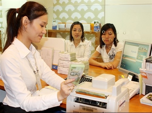 Customers request banking transactions at a branch of VIB. Experts say the circular limiting sub-prime loans for securities trading will make the local market healthier. — VNA/VNS Photo Trần Việt Customers request banking transactions at a branch of VIB. Experts say the circular limiting sub-prime loans for securities trading will make the local market healthier. — VNA/VNS Photo Trần Việt