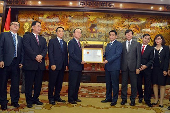 Hanoi Chairman offers investment lisence to Samsung Electronics Vietnam on March 30 -SGGP Hanoi Chairman offers investment lisence to Samsung Electronics Vietnam on March 30 -SGGP
