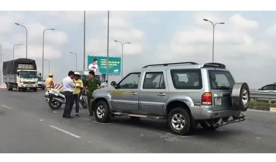 Ô tô “điên” náo loạn trên hàng chục tuyến đường ở TPHCM