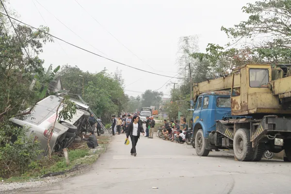 Xe khách lật nghiêng, hàng chục hành khách thoát nạn