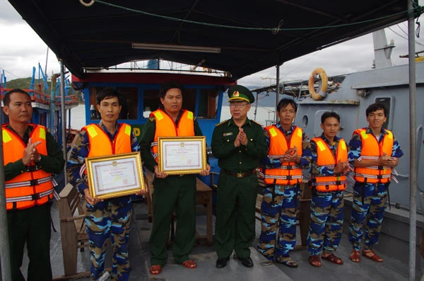 Cứu nạn thành công tàu cá cùng 2 ngư dân gặp nạn trên biển