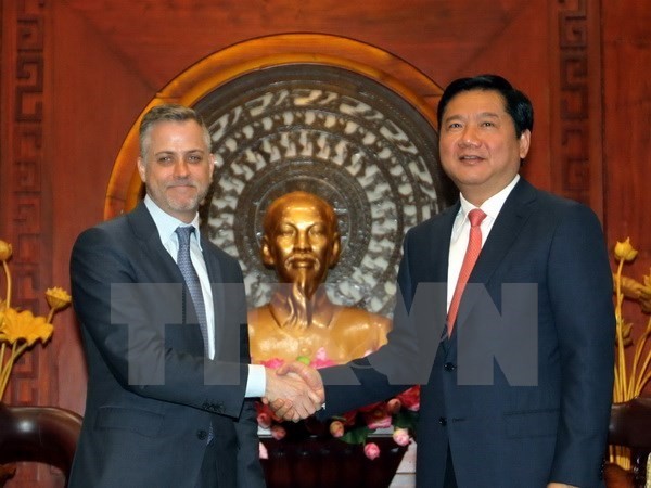 Secretary Dinh La Thang (R) and Vice Chairman Mark Day (Source:VNA) Secretary Dinh La Thang (R) and Vice Chairman Mark Day (Source:VNA)