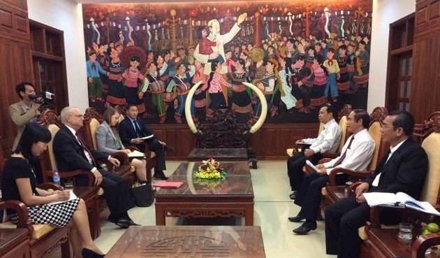 Leaders of Gia Lai central Province receive David Sapterstein, Ambassador-at-large for International Religious Freedom, and a delegation from the US Department of State during their visit to Gia Lai.— Photo phatgiao.org.vn Leaders of Gia Lai central Province receive David Sapterstein, Ambassador-at-large for International Religious Freedom, and a delegation from the US Department of State during their visit to Gia Lai.— Photo phatgiao.org.vn