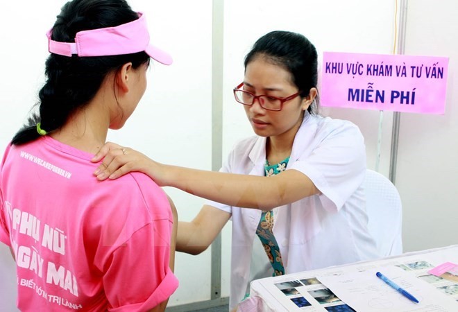 A womans receive breast cancer screening (Photo: VNA) A womans receive breast cancer screening (Photo: VNA)