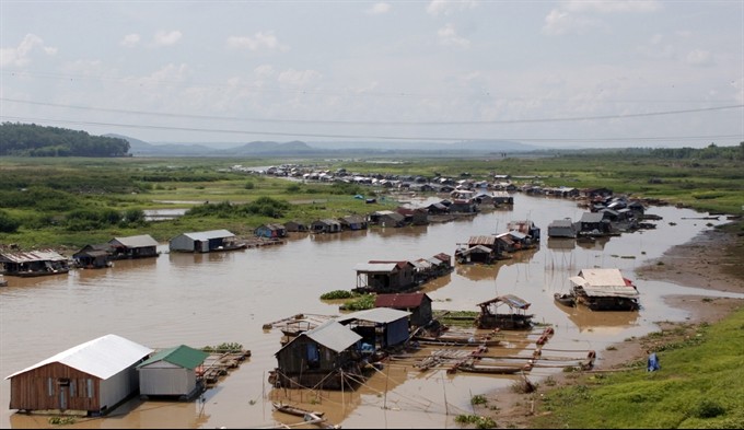 The bed of the La Ngà River, a tributary of Đồng Nai River, was narrowed due to the scarcity of water. Việt Nam currently has 2,360 rivers and 26 tributaries. In recent years, climate change and the uncontrolled exploitation of natural resources have resulted in a reduced water supply in the lower section of the rivers, affecting production and the daily use of fresh water. — VNA/VNS Photo Ngọc Hà The bed of the La Ngà River, a tributary of Đồng Nai River, was narrowed due to the scarcity of water. Việt Nam currently has 2,360 rivers and 26 tributaries. In recent years, climate change and the uncontrolled exploitation of natural resources have resulted in a reduced water supply in the lower section of the rivers, affecting production and the daily use of fresh water. — VNA/VNS Photo Ngọc Hà