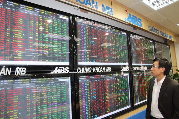 An investor at the MBS exchange floor. VN stocks rallied yesterday on higher oil prices and good business news. – VNS Photo Trương Vị An investor at the MBS exchange floor. VN stocks rallied yesterday on higher oil prices and good business news. – VNS Photo Trương Vị