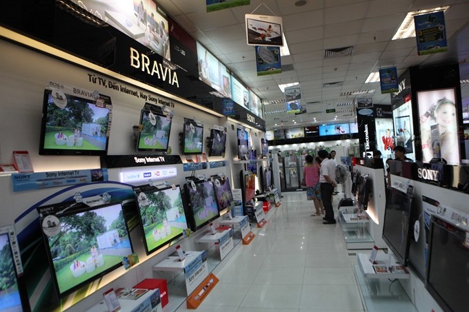 Customers shop for electronic devices at a Pico electronics market. Việt Nam’s consumption of electronics and electrical appliances is expected to rise from 7.3 per cent to 11.9 per cent by 2020. (Photo: VNS) Customers shop for electronic devices at a Pico electronics market. Việt Nam’s consumption of electronics and electrical appliances is expected to rise from 7.3 per cent to 11.9 per cent by 2020. (Photo: VNS)