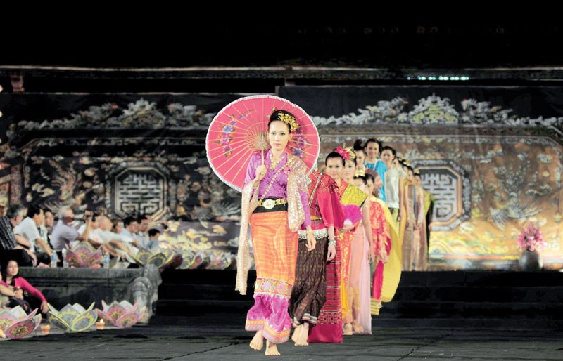 Local and interntaional models are preparing with traditional costumes on stage. (Photo: Sggp) Local and interntaional models are preparing with traditional costumes on stage. (Photo: Sggp)