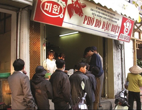 The Pho at 10 Ly Quoc Su Str always draws a crowd The Pho at 10 Ly Quoc Su Str always draws a crowd