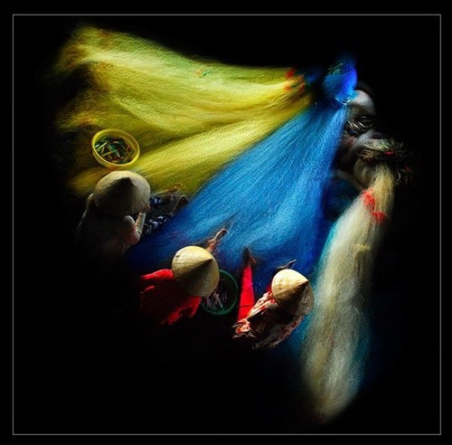 Splash of colour: Do Hieu Liem’s Knitting Fishing Nets. (Photo: venopilon.si) Splash of colour: Do Hieu Liem’s Knitting Fishing Nets. (Photo: venopilon.si)