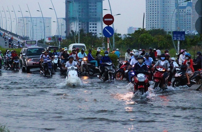 Heavy rain causes flood in a road of HCM City. The city has announced that it will pump an estimated VND11.61 trillion (US$505 million) into 84 projects in an attempt to reduce floods over the next five years. (Photo: duongbo.vn) Heavy rain causes flood in a road of HCM City. The city has announced that it will pump an estimated VND11.61 trillion (US$505 million) into 84 projects in an attempt to reduce floods over the next five years. (Photo: duongbo.vn)