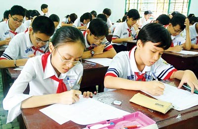 Students of Hong Bang Secondary School seat an English exam in District 5, HCMC (Photo: SGGP) Students of Hong Bang Secondary School seat an English exam in District 5, HCMC (Photo: SGGP)