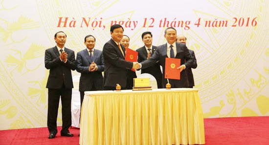 Former Minister of Transport Dinh La Thang officially hands over power to new minister Truong Quang Nghia on April 13 (Photo: SGGP) Former Minister of Transport Dinh La Thang officially hands over power to new minister Truong Quang Nghia on April 13 (Photo: SGGP)