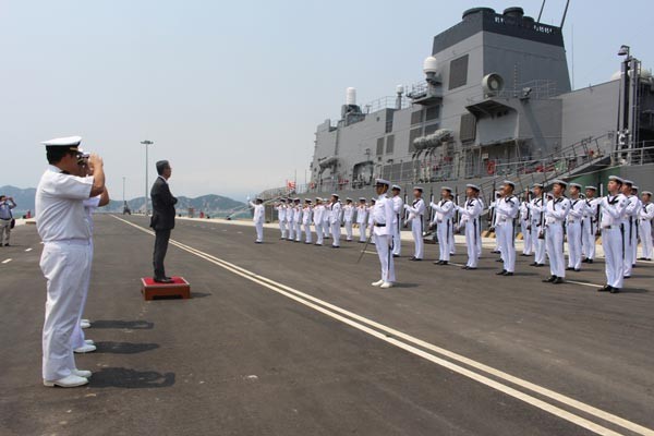 The Japanese ambassador to Vietnam Fukade Hiroshi reads greeting letter of Japanese Defense Minister on this occasion. The Japanese ambassador to Vietnam Fukade Hiroshi reads greeting letter of Japanese Defense Minister on this occasion.
